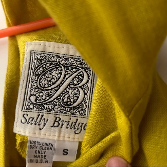 Yellow linen wrap dress with back button closure - Picture 2 of 4